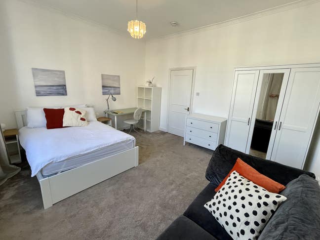 **Rent Inc All Bills Short Let 3 Bedrooms in W11** Main Photo