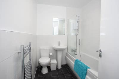 All Bills Inclusive Double room available in OL4 Main Photo
