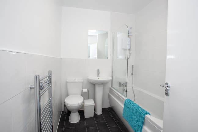 All Bills Inclusive Double room available in OL4 Main Photo