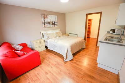 😍luxury Spacious 1 bed, Private, Train station Main Photo
