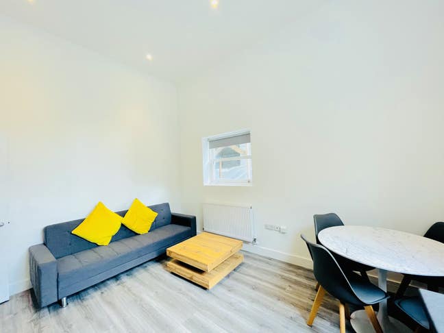 1 Bed Flat, Stockwell SW9  Main Photo