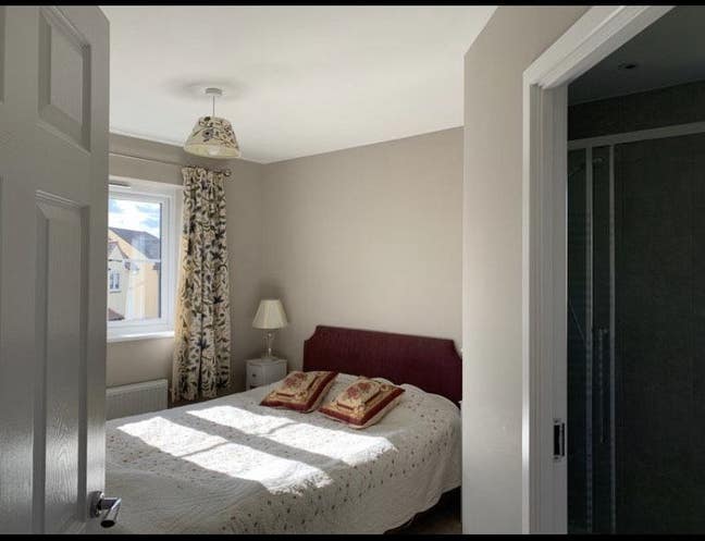 King size bedroom, own en m-suit bathroom. Main Photo