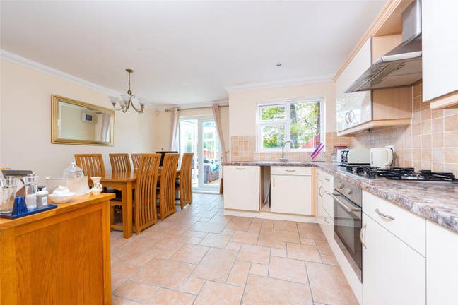A Double Bedroom - With own Bathroom in a House  Main Photo