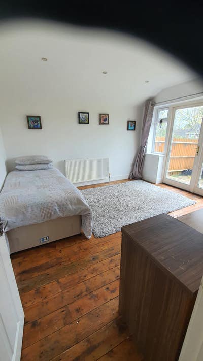 Double spare room for rent with a nice family Main Photo