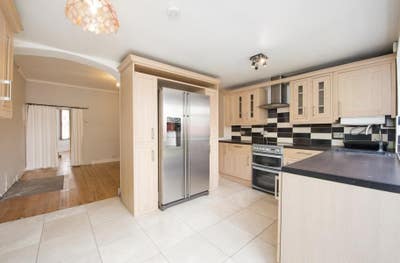 Amazing, large house near Northfields High Street Main Photo