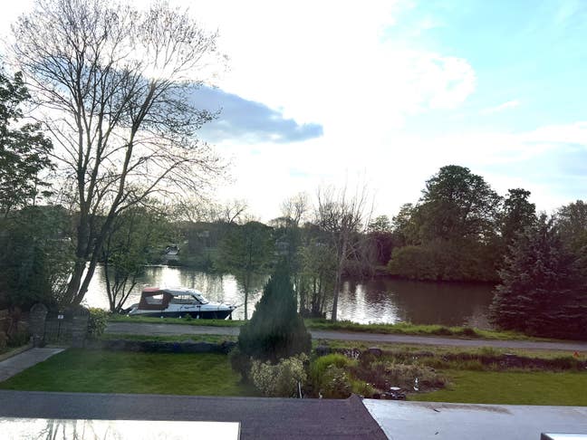 Stunning Riverside Exec Hse Dble Rm ensuite +bills Main Photo