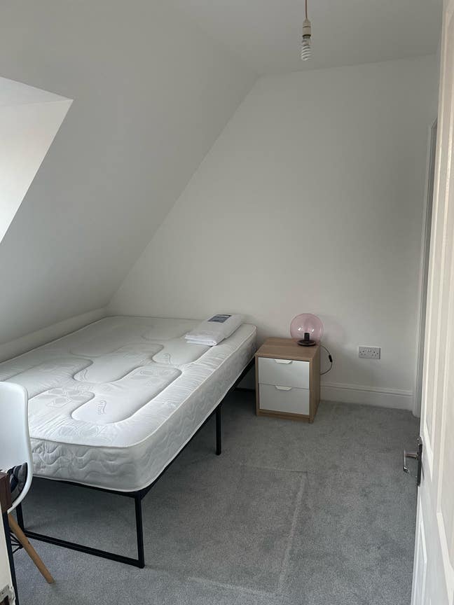 Good size double room with easy going flat mate Main Photo