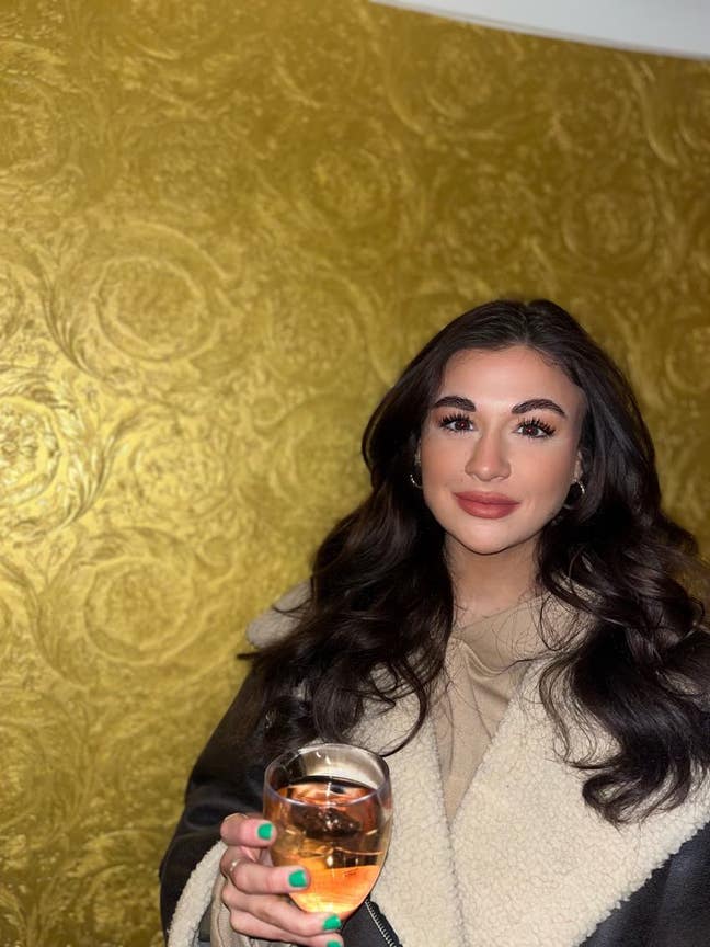 Creative professional female looking for a room Main Photo