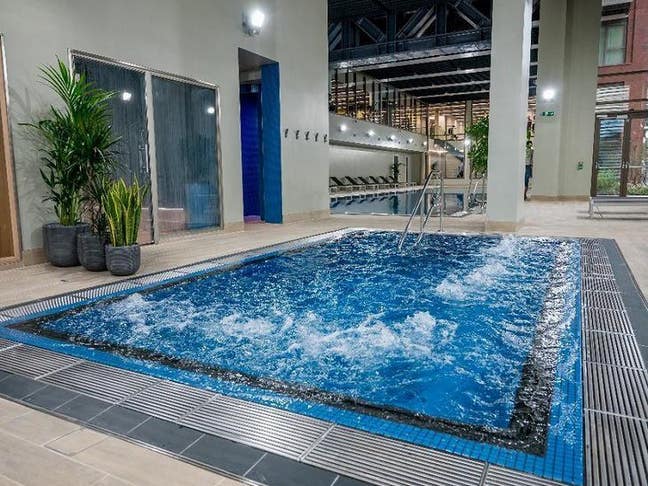 Brand New Luxury Huge Double Room + Gym/Pool/Spa Main Photo