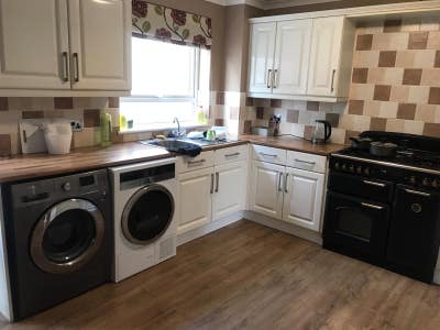 Room available in Hollinswood  Main Photo