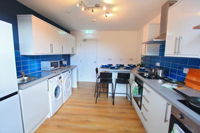 Double Ensuite-With Parking &  Bills Included  Main Photo