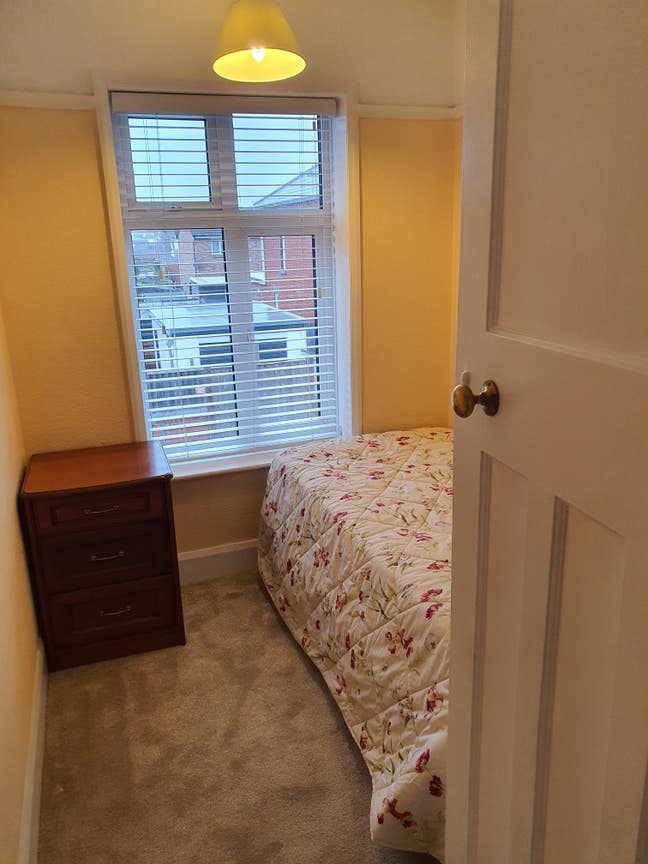 Furnished Single Room.  Wifi and Utilities Include Main Photo