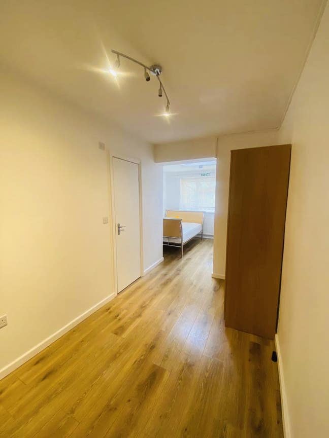 Spacious double room/ensuite/ground floor/garden Main Photo