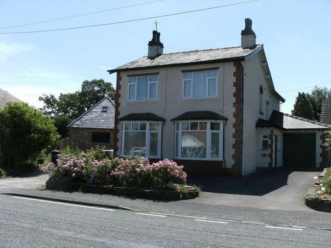 Bright, spacious double room, off road parking Main Photo