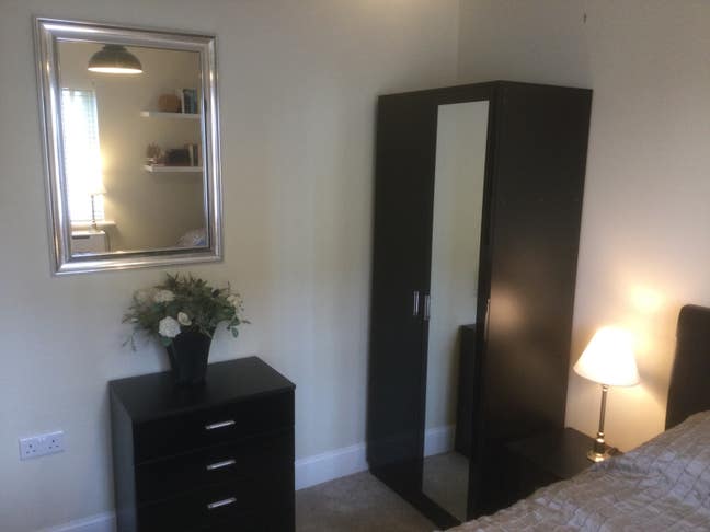 Beautifully furnished bedroom available  Main Photo