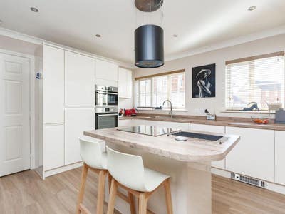 Super Large Bedroom in large house  to let Main Photo