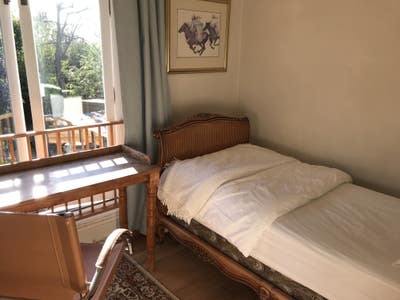 Clean, warm, single room in family home  Main Photo