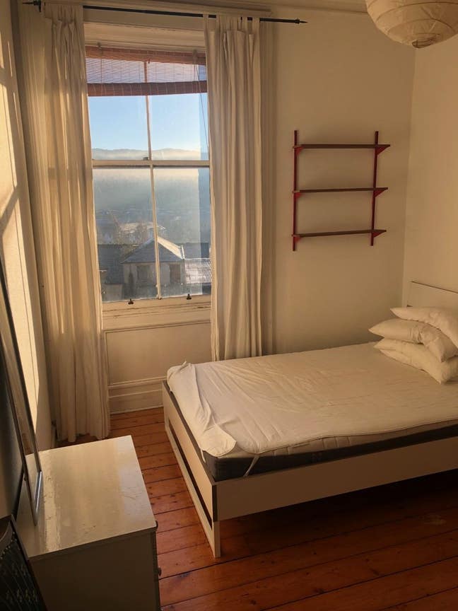 Large Room in 2 Bed Flat - Short Term Main Photo