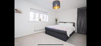 King bed Large bedroom with En Suit  Main Photo
