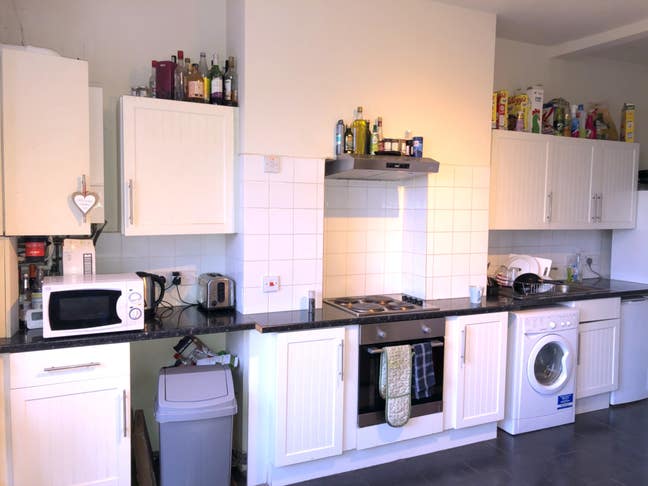 Great room in amazing flat in Abbeville Village Main Photo