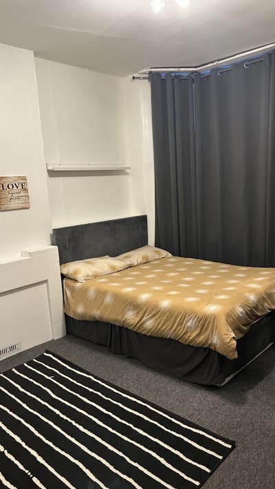 Large single room Main Photo