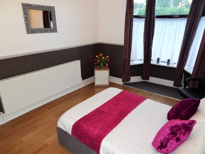 Modern House All bills Inc! Excellent bus links Main Photo