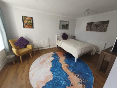 Spacious Bedroom with En-Suite Main Photo