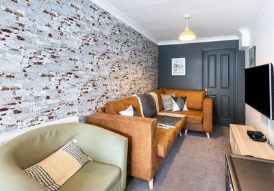 Large Kitchen, Great Location 📍 Main Photo