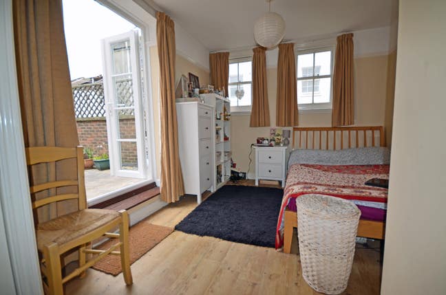 Clse Btn Stn 1 Prof Female for 3bed 2bath Flat Main Photo