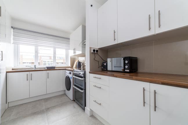 Bright Double in Putney Heath Main Photo
