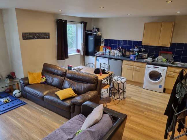 Cheap Room on Cardigan Road - November Main Photo