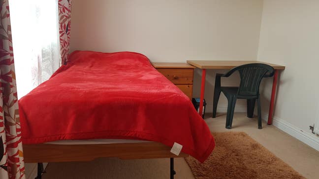 Spacious room in a 4-bed house with live-in owners Main Photo