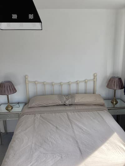 Beautifully Furnished Sunny Room Main Photo