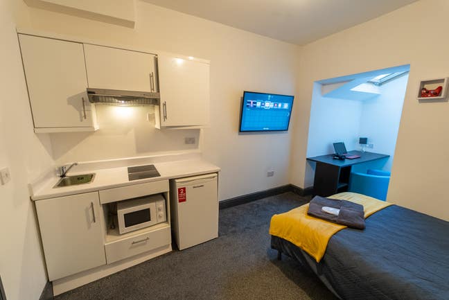  Only  2  Studios  Left-  Edgbaston  B16  Main Photo