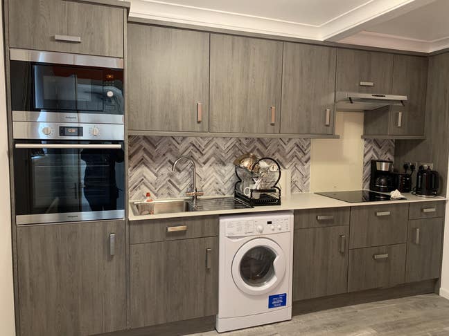4 bedroom house - good location - cleaned weekly Main Photo