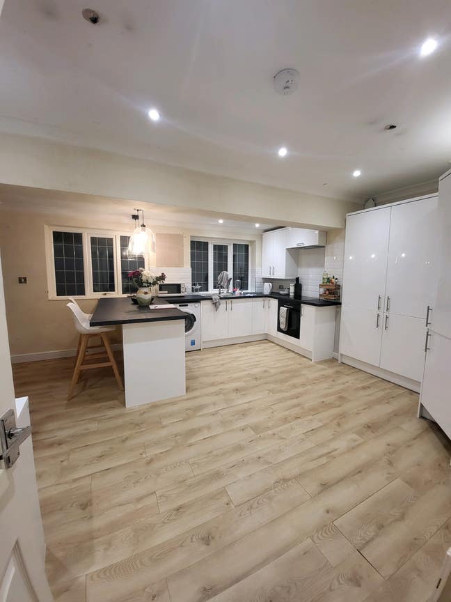 Ensuite room availability-females preferably  Main Photo