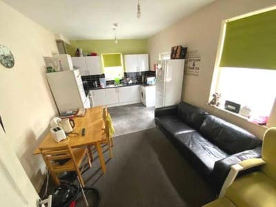 Large Double Room Available in Salford Main Photo