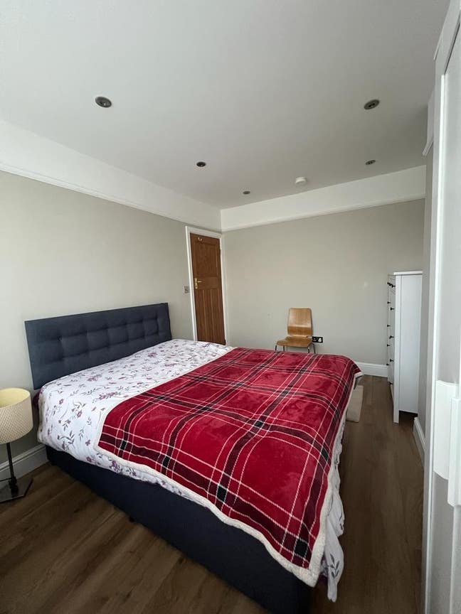 Fantastic Double Room in a House Share Main Photo