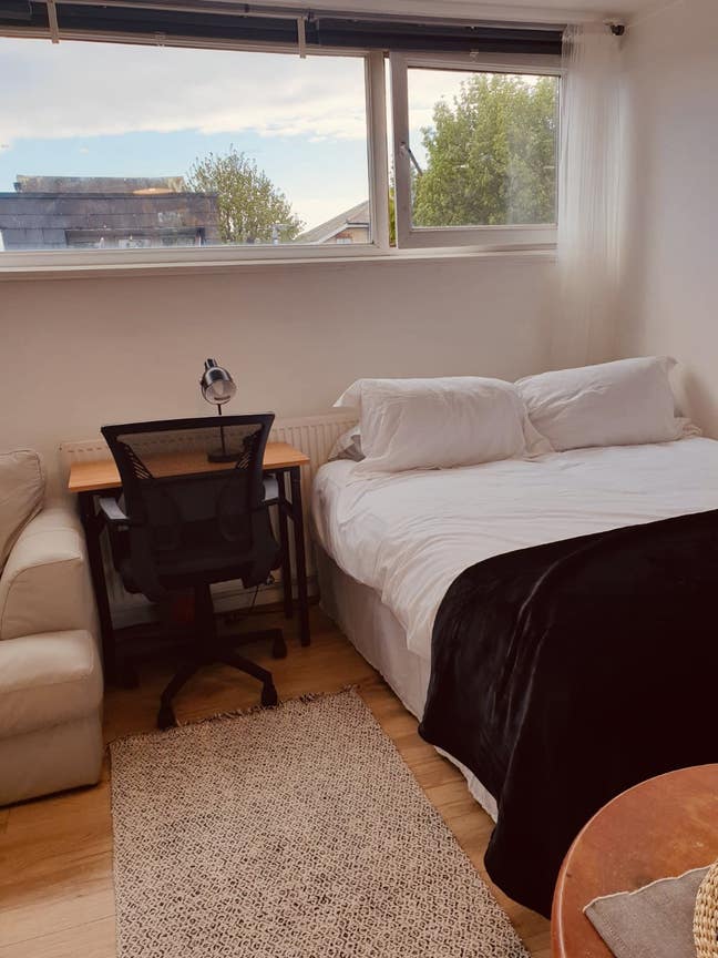 Chic Large Ensuite Twin-Double Room With Wifi. Main Photo