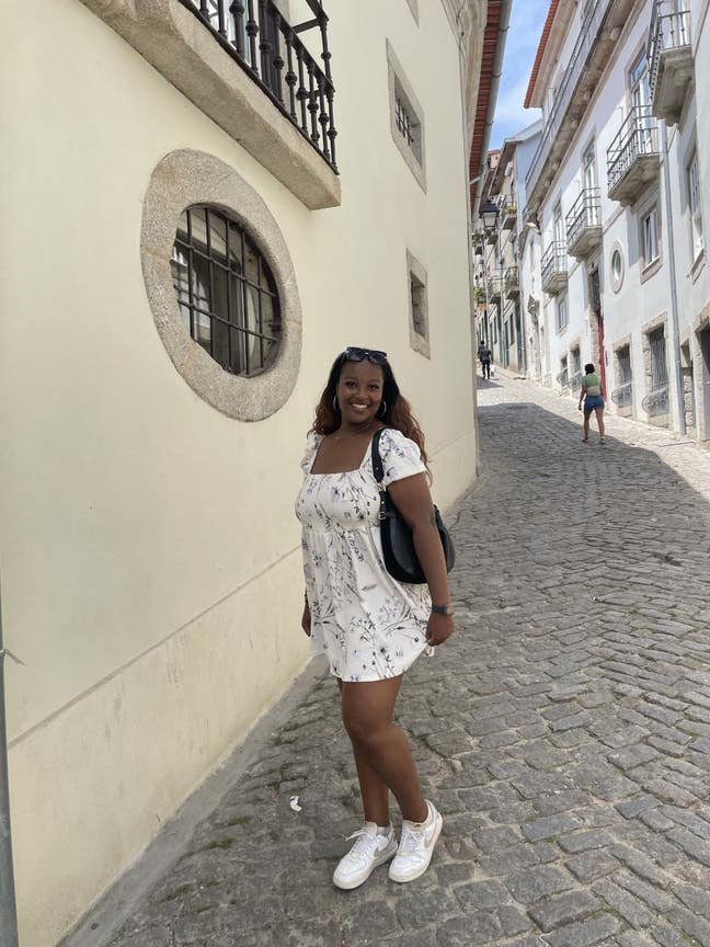 Professional female seeking double room! Main Photo