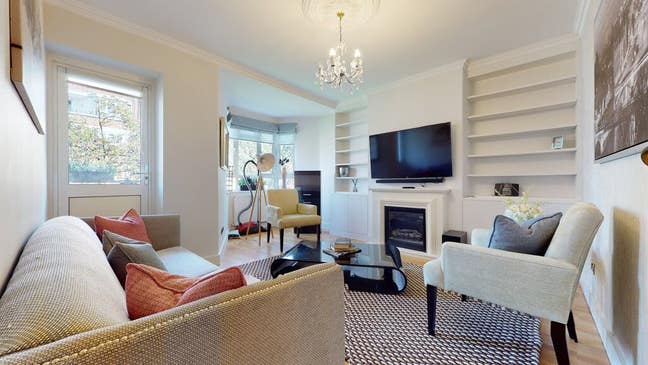 A newly-refurbished 3 bedroom flat near Westfield Main Photo