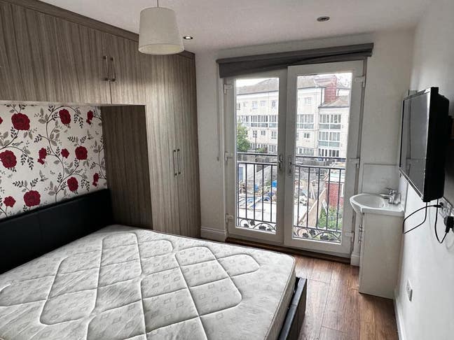 Stunning Bedroom in TW3 *All Bills Included* Main Photo