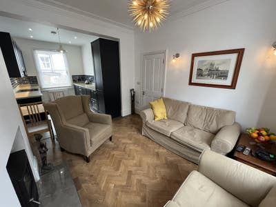 En-Suite Double Bedroom During Festival/Fringe Main Photo