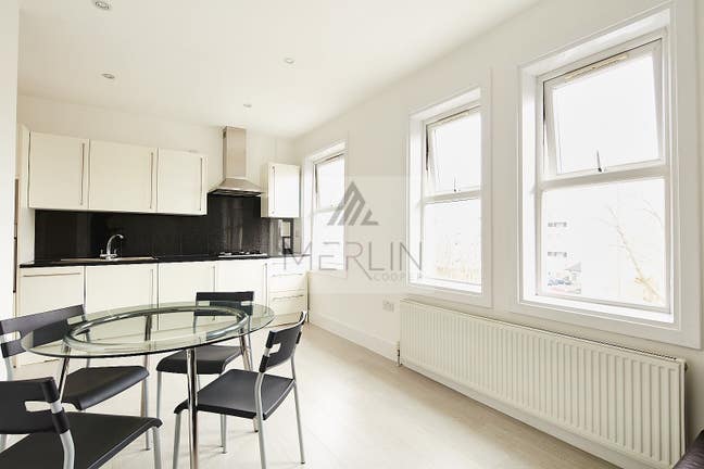 Split Level 2 Bed/2 Bath Flat in Queens Park. NW6 Main Photo