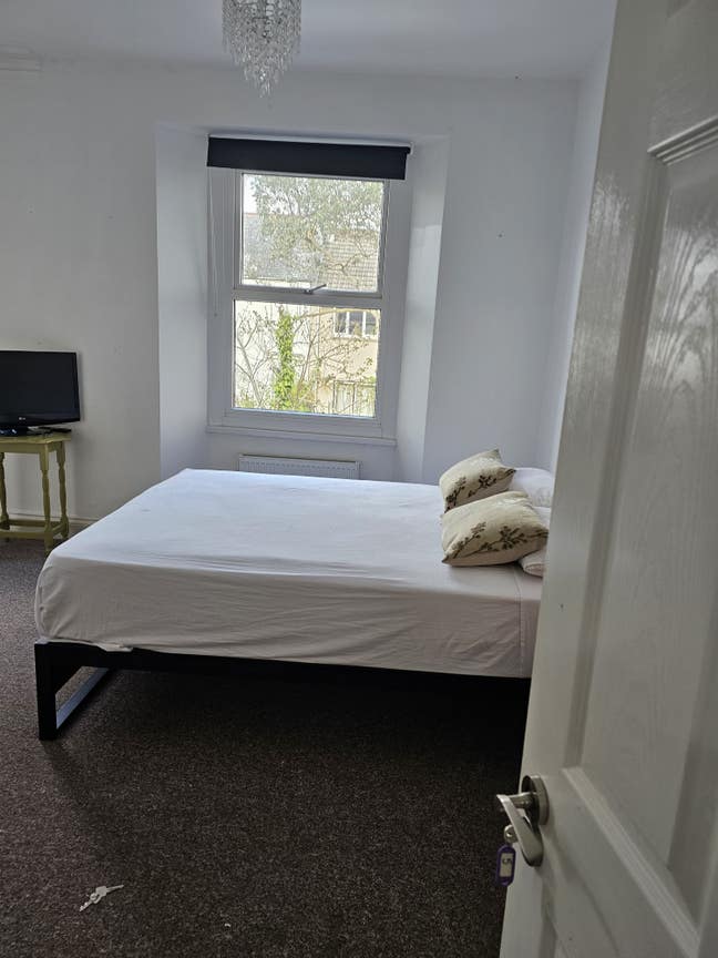 Ensuite Room Available  Main Photo