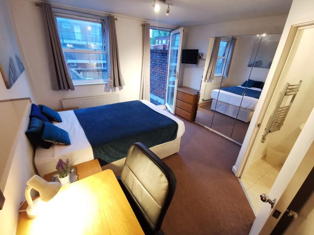 Double room with Balcony & en suite Canary Wharf Main Photo