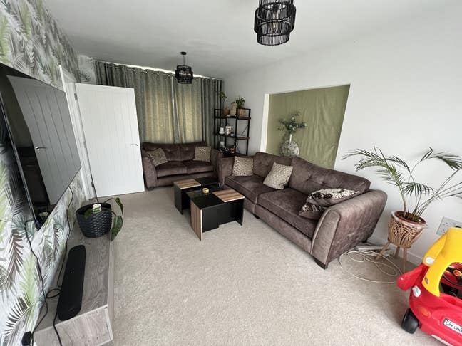 Two Double Rooms on Top Floor of 2-storey house Main Photo