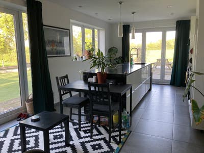 Double Mezzanine Room in Spacious Modern House  Main Photo