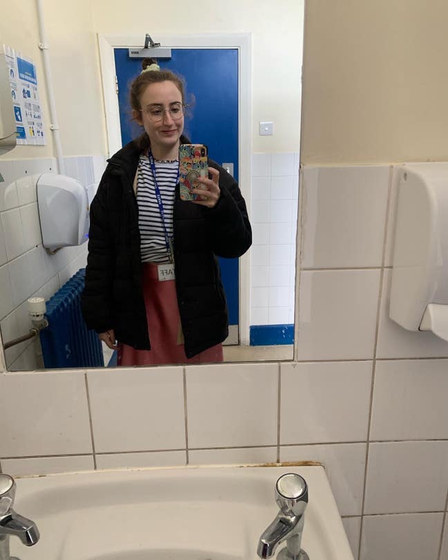 Primary school teacher with cat looking for room Main Photo