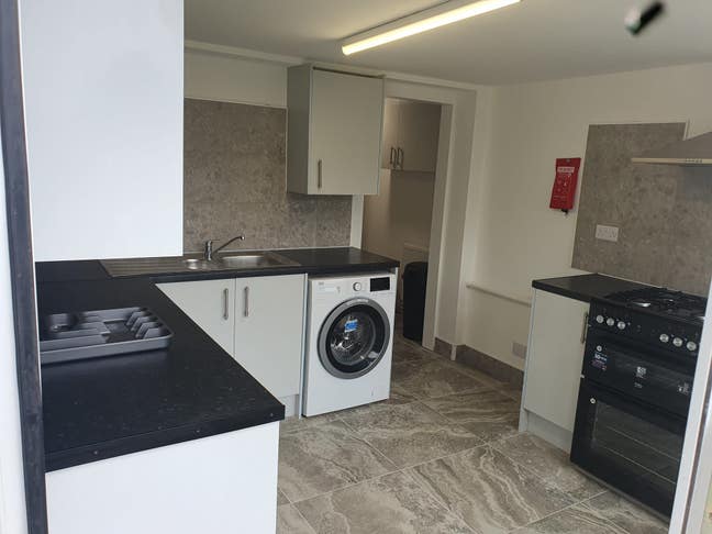 Available Large Single & Double Rooms Ensuite Main Photo